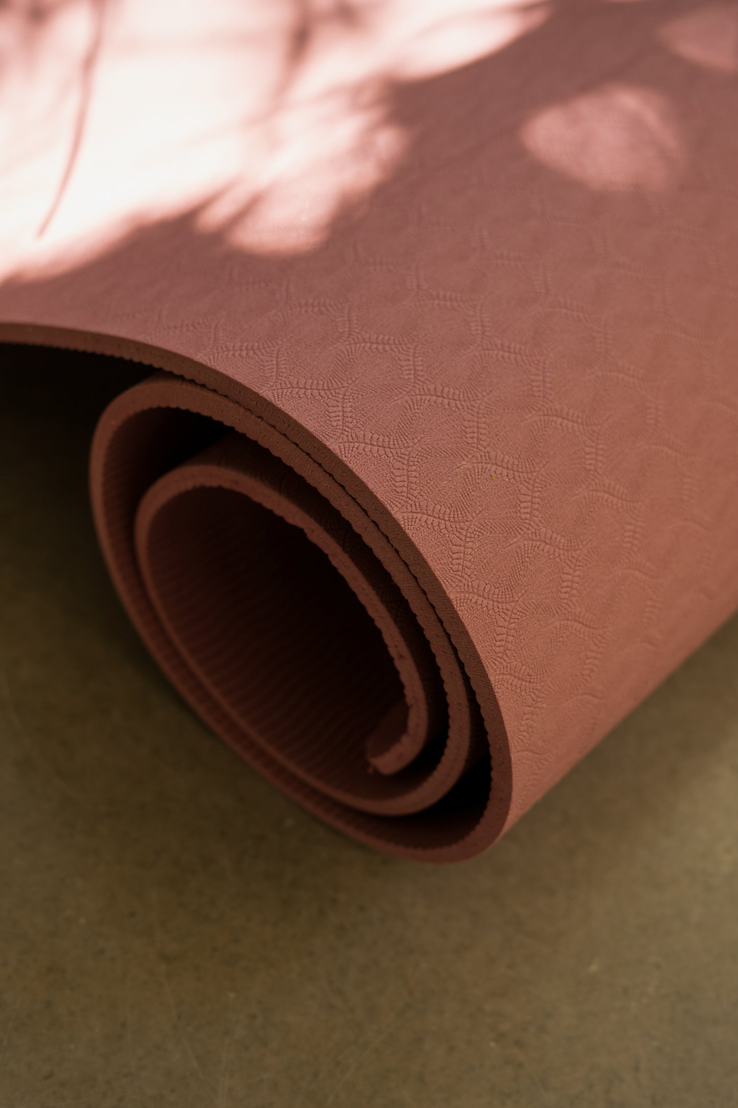 Premium TPE Anti-skid Ultrasoft Yoga Mat 6mm thick, Guiding alignment lines, Strap, Polyester bag