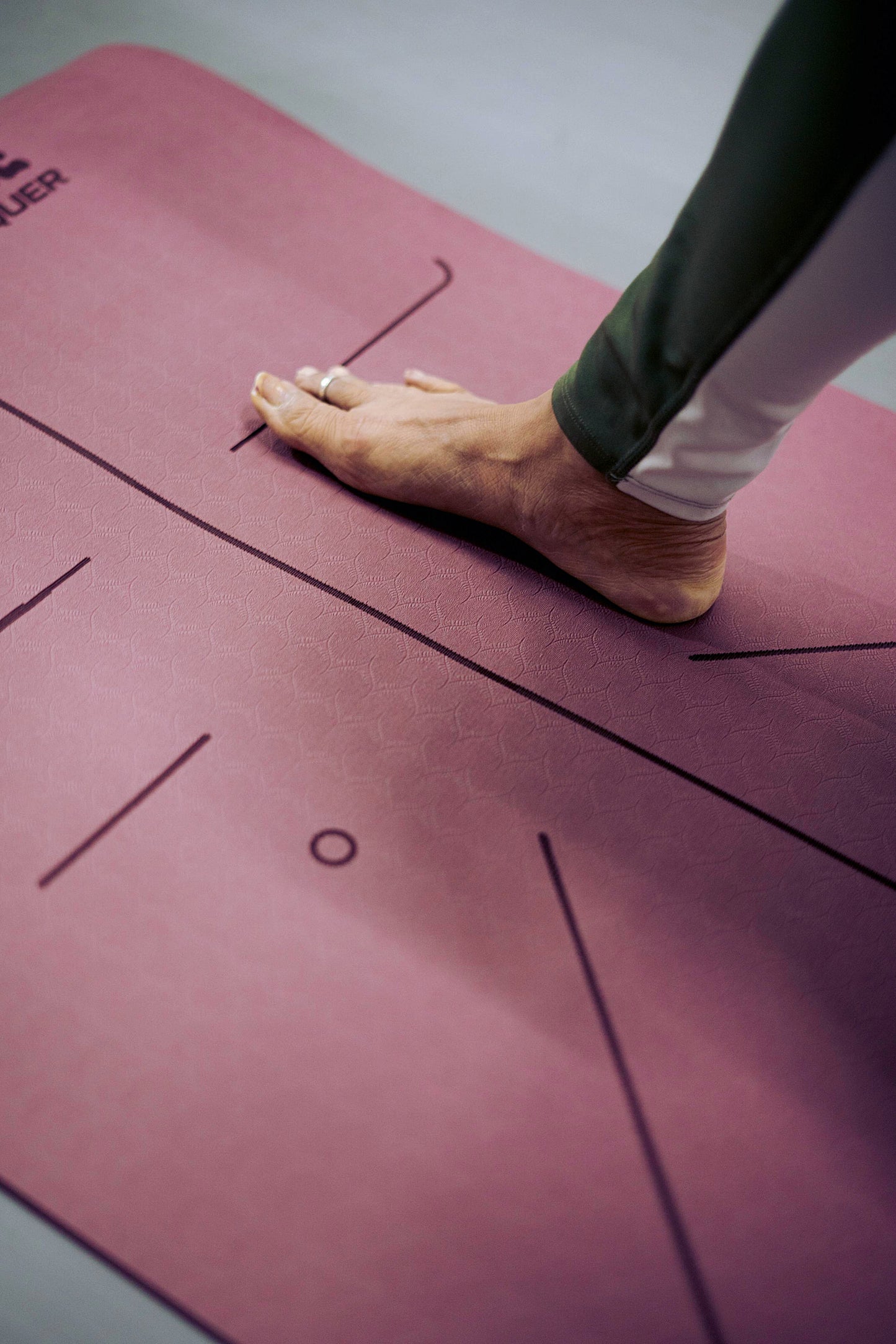 Premium TPE Anti-skid Ultrasoft Yoga Mat 6mm thick with Cotton bag, Guiding alignment lines, Strap